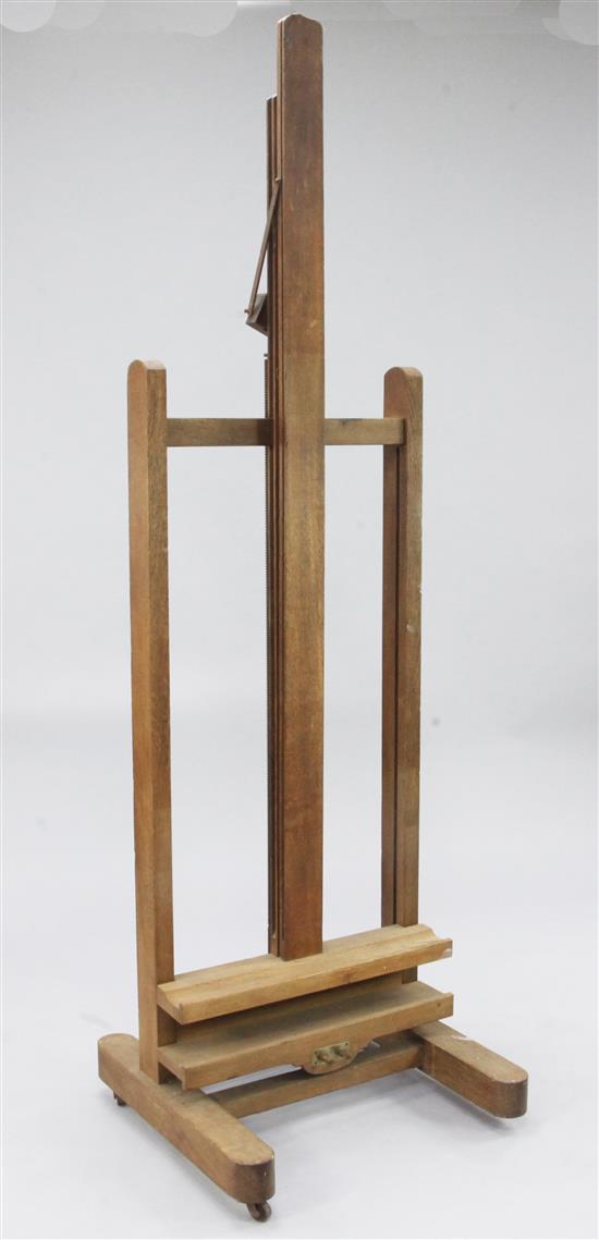 An Edwardian oak studio easel, W.24in.